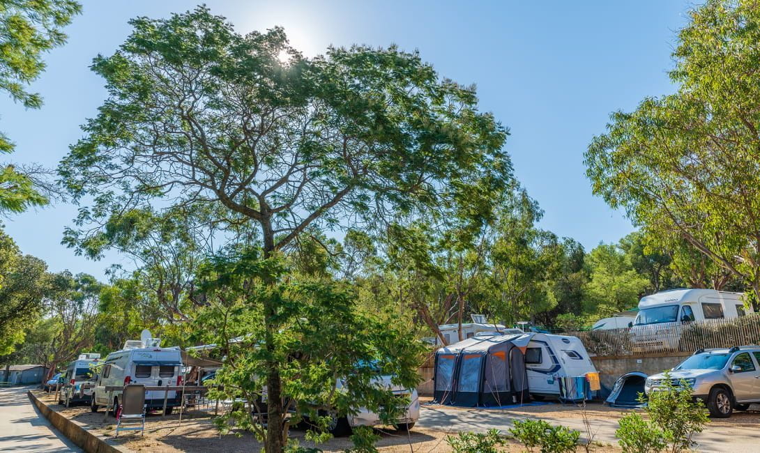 camping giens emplacement caravanes